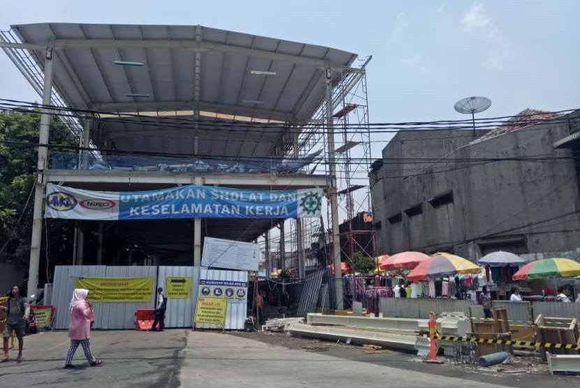 Kondisi terkini pembangunan skybridge Tanah Abang, Jakarta, Senin (8/10).