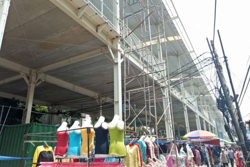 Kondisi terkini pembangunan skybridge Tanah Abang, Jakarta, Senin (8/10).