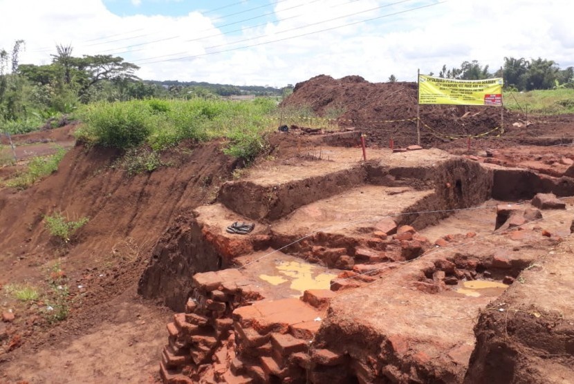 Kondisi terkini penggalian situs yang ditemukan di Desa Sekaran, Sekarpuro, Pakis, Kabupaten Malang, Senin (18/3). 