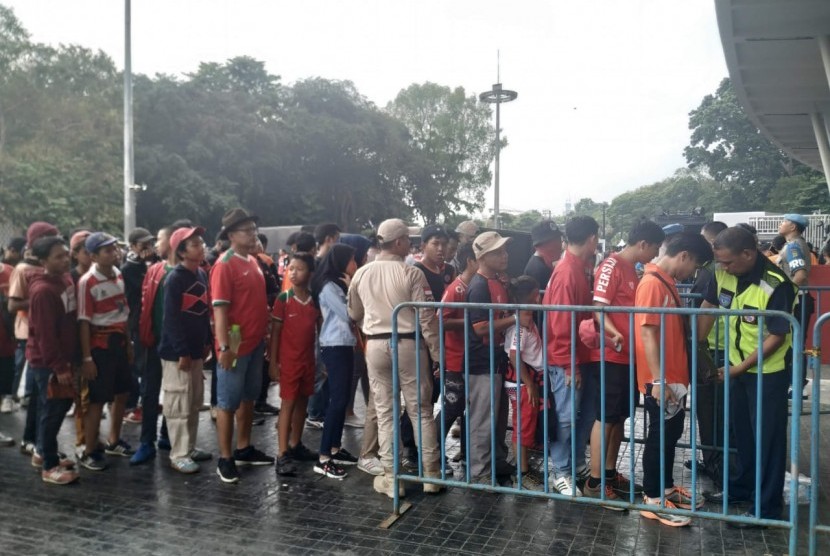 Kondisi terkini Stadion Utama Gelora Bung Karno, Jakarta, Rabu (10/7). Pihak keamanan tampak berjaga sebagai persiapan Persija Jakarta kontra Persib Bandung. 