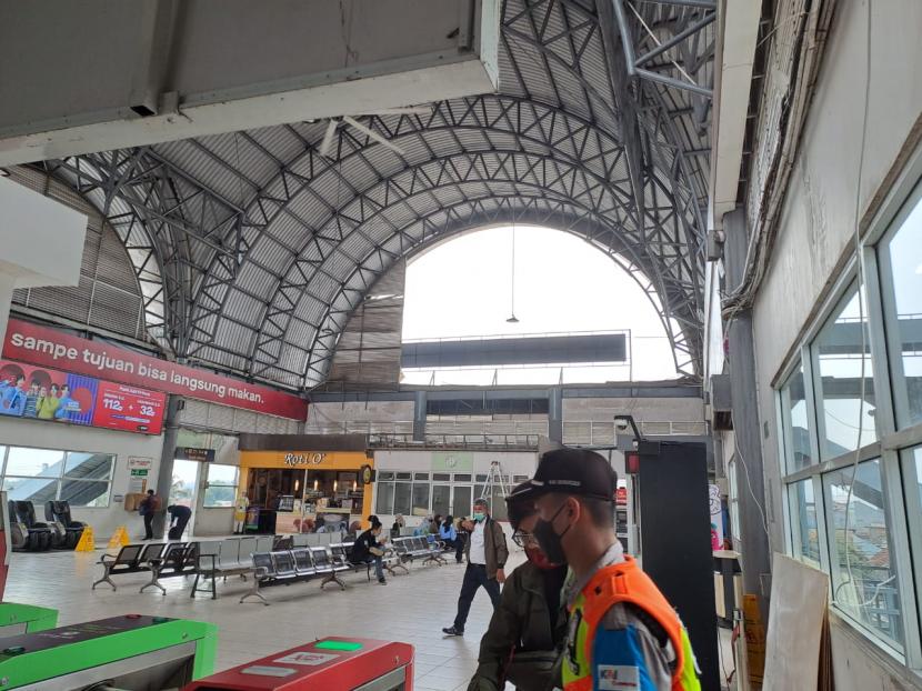 Kondisi terkini Stasiun Serpong, Tangerang Selatan (Tangsel) paska terjadi ambrolnya kisi-kisi plafon akibat hujan berintensitas tinggi dan angin kencang, Senin (10/10/2022). 