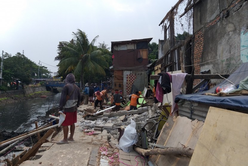 Kondisi terkini tanah ambles di bantaran Kali Ciliwung Kelurahan Ancol, Pademangan, Jakarta Utara pada Rabu (21/11).