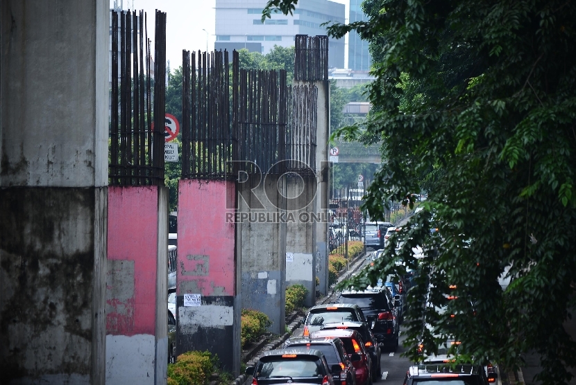 Kondisi tiang monorel yang mangkrak di Jalan H. Rasuna Said, Jakarta Selatan, Selasa (27/1).(Republika/Raisan Al Farisi)  