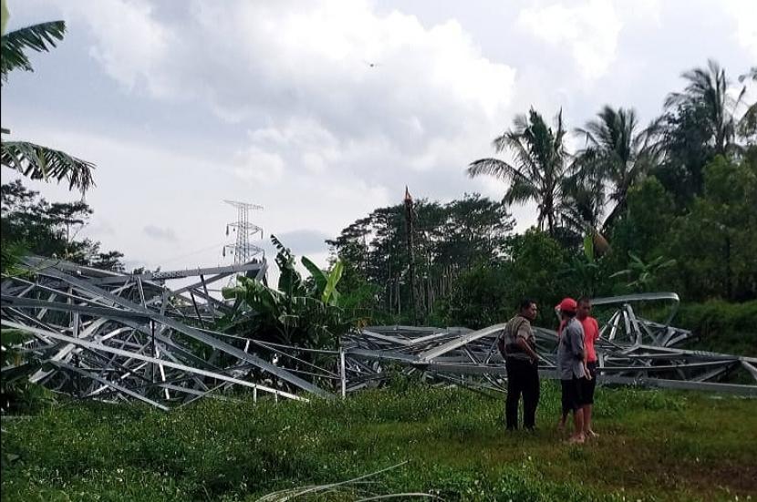 Kondisi tower tegangan tinggi yang ambruk di lahan lading warga di Dusun/ Desa Lerep, Kecamatan Ungaran Barat, Kabupaten Semarang, jawa Tengah, Sabtu (19/12) siang. Peristiwa ini tidak menimbulkan korban jiwa.