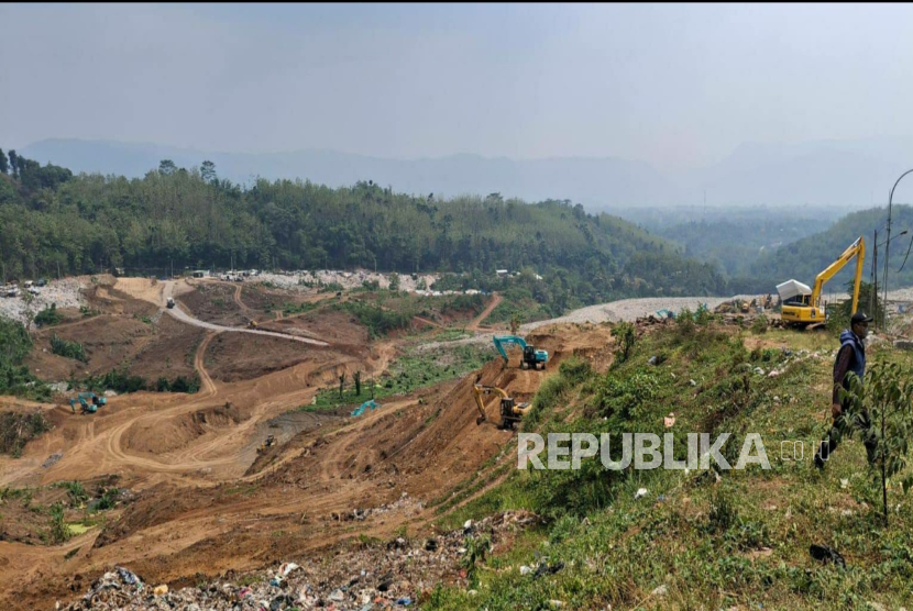 Kondisi TPA Sarimukti di Cipatat, Kabupaten Bandung Barat (KBB) yang Merupakan Lokasi Pembuangan Sampah dari Wilayah Bandung Raya.