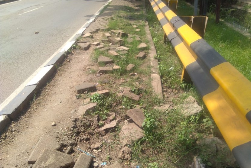 Kondisi trotoar di jalan ahmad yani, Kota Bekasi rusak parah, Kamis (11/4).