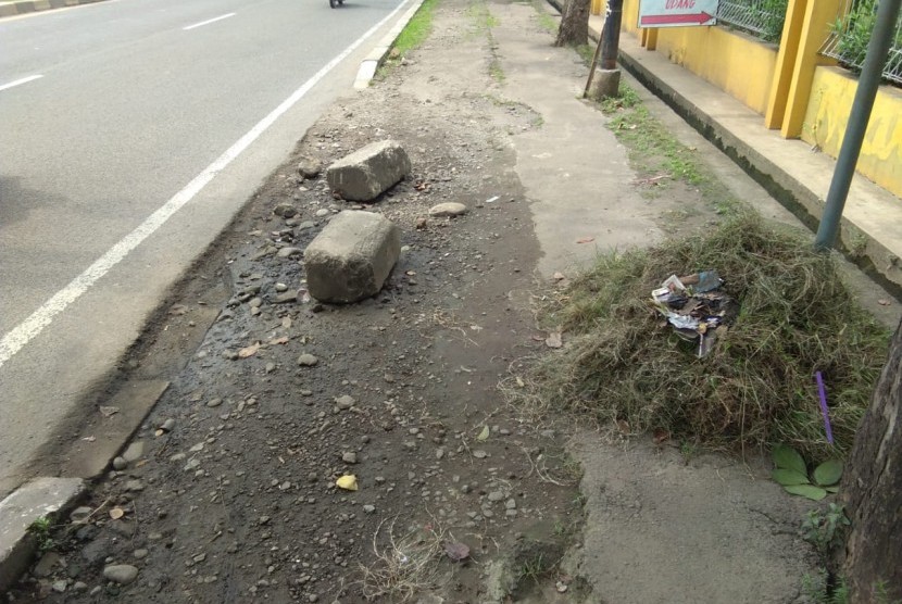 Kondisi trotoar di Jalan Jenderal Sudirman, Bekasi Selatan, Kota Bekasi, rusak parah, Senin (29/4). 