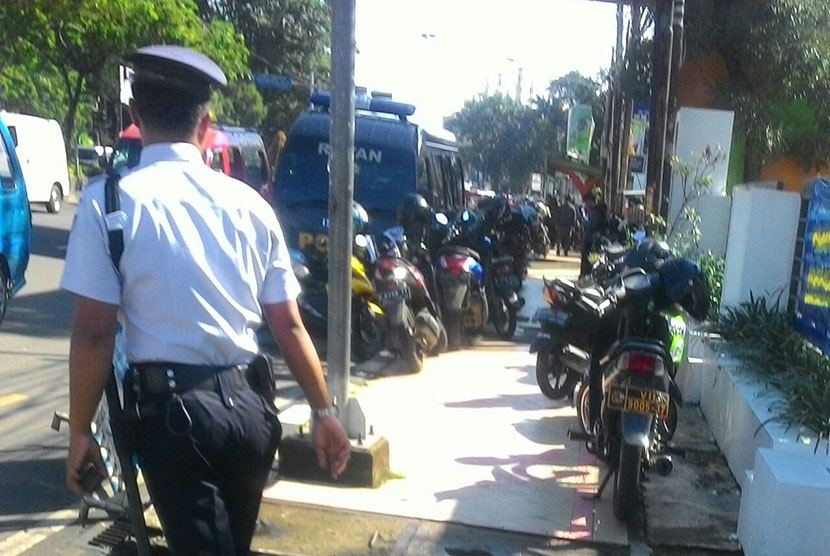 Kondisi trotoar di Jl Margonda yang dipadati kendaraan.