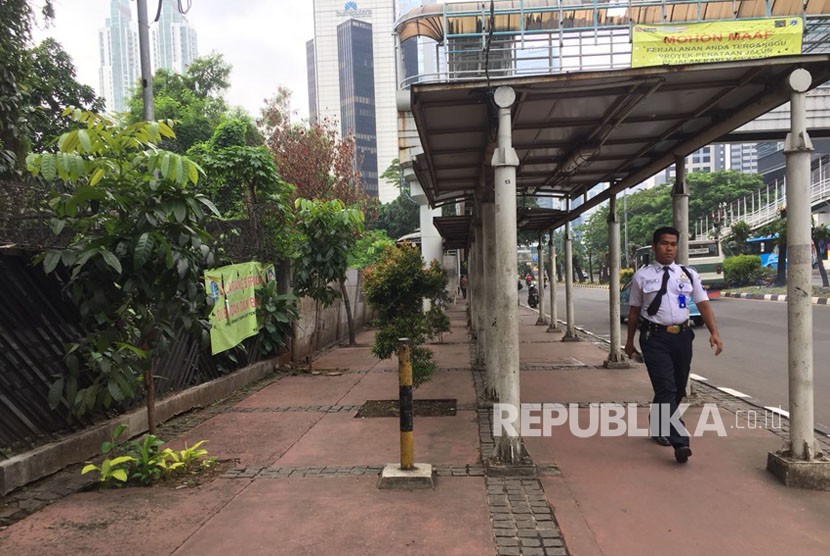 Kondisi trotoar Sudirman dan Bendungan Hilir, Jakarta Selatan, yang sudah bersih dari pedagang kaki lima (PKL), hanya terlihat tukang kopi keliling yang sedang berteduh, Kamis (1/3).