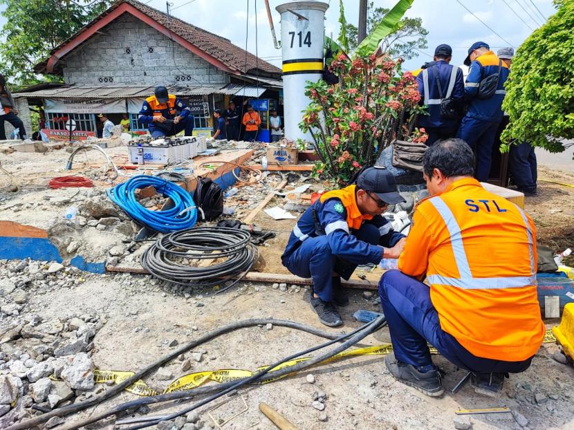 Kondisi truk yang mengalami rusak parah akibat ditabrak kereta api usai menerobos palang pintu kereta di perlintasan palang pintu Gubug Argosari, Sedayu, Kabupaten Bantul, Provinsi DIY, Rabu (25/9/2024)./