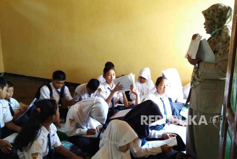 Kondisi UAS SMP 2 Pringkuku, Kabupaten Pacitan di rumah warga, Senin (4/12).