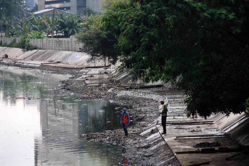   Kondisi Waduk Melati, Jakarta Pusat yang tampak dangkal terendap oleh lumpur dan sampah, Jumat (15/11).  (Republika/Yasin Habibi)