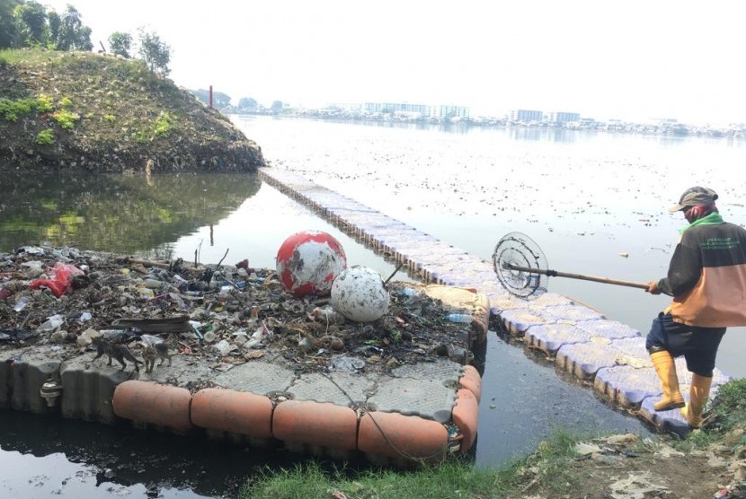 Kondisi waduk Pluit, Kelurahan Pluit, Kecamatan Penjaringan, Jakarta Utara, Rabu (12/6).