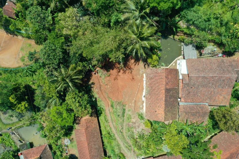 Kondisi wilayah yang terdampak bencana tanah longsor di Desa Mekarbuana, Kecamatan Panawangan, Kabupaten Ciamis, Ahad (8/1/2023). 