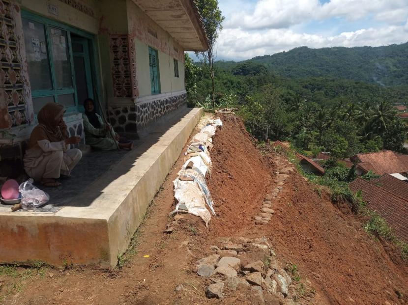 Kondisi wilayah yang terdampak bencana tanah longsor di Desa Mekarbuana, Kecamatan Panawangan, Kabupaten Ciamis (ilustrasi).