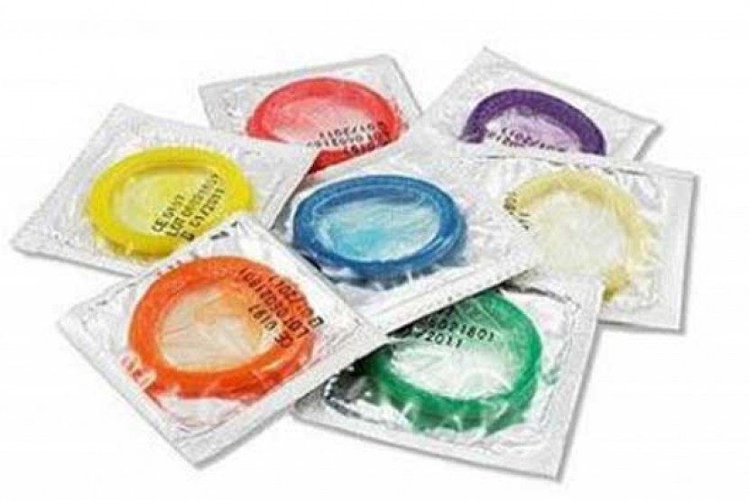 Kondom. Pemkot Jakbar menelusuri banyak kondom bekas pakai yang berserakan di RTH Angke.