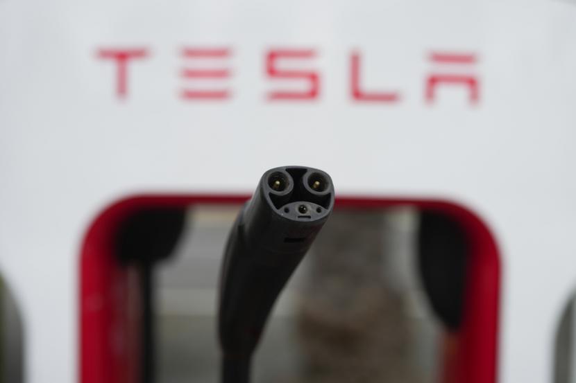 Konektor pengisian daya EV Tesla digambarkan di stasiun pengisian daya di Anaheim, California, 9 Juni 2023. 