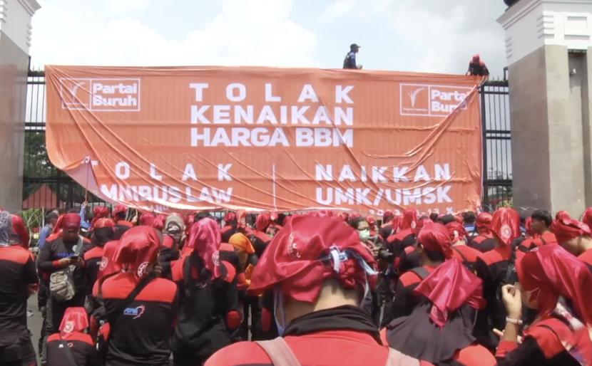 Konfederasi Serikat Pekerja Indonesia (KSPI) bersama sejumlah serikat buruh di Indonesia menggelar demo menolak kenaikan harga dari Bahan bakar minyak atau BBM di depan gedung DPR RI, Senayan, Jakarta Pusat, Selasa (6/9). 
