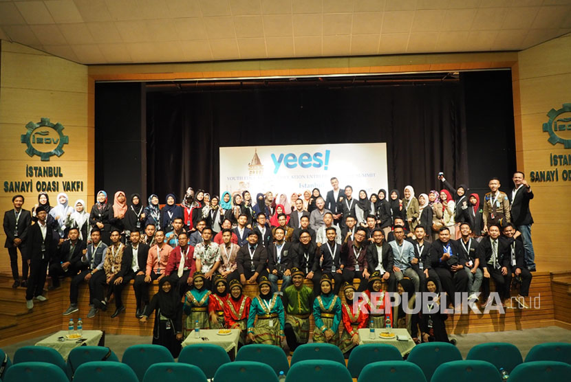 Konferensi bertajuk Youth Education & Entrepreneurship Summit (YEES!) 2017 yang diselenggarakan oleh Komunitas Mahasiswa bernama Youth Break the Boundaries di Istanbul.