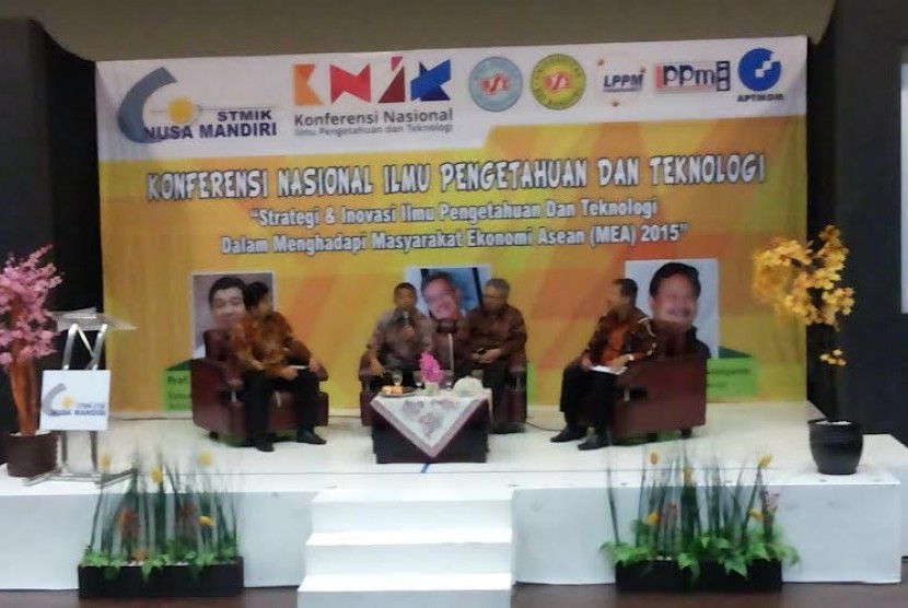 Konferensi nasional ilmu pengetahuan dan teknologi di kampus STMIK Nusa Mandiri.