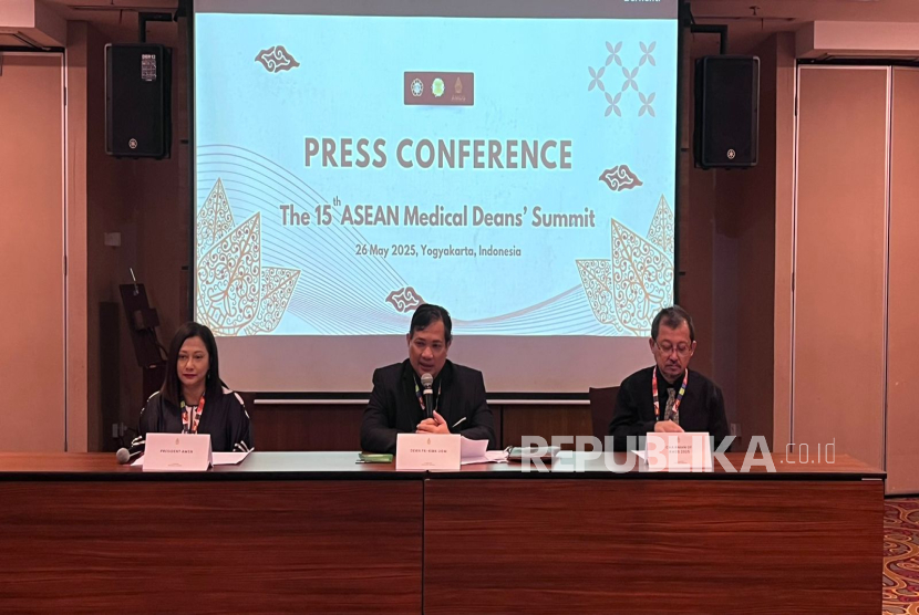 Konferensi pers acara ASEAN Medical Deans Summit (AMDS) ke-15 yang diselenggarakan Fakultas Kedokteran, Kesehatan Masyarakat, dan Keperawatan Universitas Gadjah Mada (FK-KMK UGM), Yogyakarta, Senin (26/5/2025).