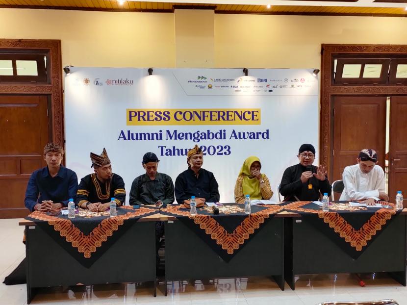 Konferensi pers Alumni Mengabdi Award (AMA) 2023 di Grha Sabha Pramana Kampus UGM, Yogyakarta, Sabtu (16/12/2023) malam.