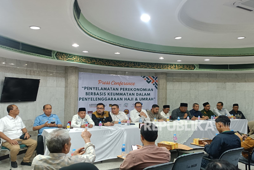 Konferensi pers asosiasi umroh di Masjid Agung Sunda Kelapa, Jakarta Pusat, Rabu (13/8/2025).
