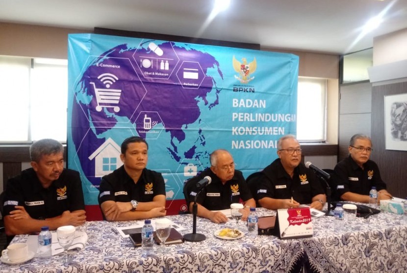 Konferensi pers Badan Perlindungan Konsumen Nasional (BPKN) di Jakarta, Senin (17/12). 