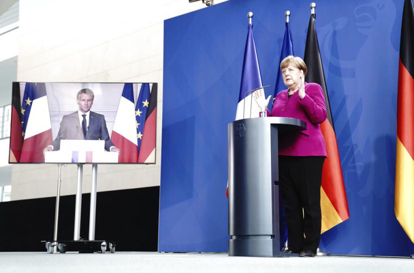 Konferensi pers bersama melalui video antara Kanselir Jerman Angela Merkel dan Presiden Prancis Emmanuel Macron, Senin (18/5). Jerman dan Prancis menawarkan paket ekonomi bersama senilai 543 miliar dolar AS untuk memulihkan Eropa pasca pandemi corona.