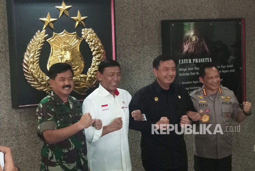 Konferensi pers bersama Menkopolhukam Wiranto, Kapolri Jenderal Polisi Muhammad Tito Karnavian, Panglima TNI Marsekal Hadi Tjahjanto dan Kepala BIN Jenderal Budi Gunawan terkait Penyelenggaraan Pilkada Serentak, Markas Besar Polri, Jakarta, Rabu (27/6).