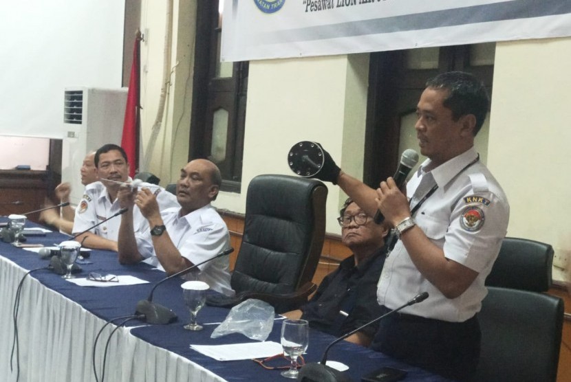 Konferensi Pers di Kantor KNKT, Jakarta Pusat, Rabu (7/11). 