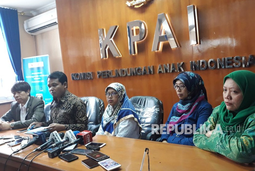 Konferensi pers dilakukan oleh KPAI setelah melakukan pemanggilan terhadap pihak panitia Forum Untukmu Indonesia, di Kantor KPAI Jakarta Pusat, Jumat (4/5). 