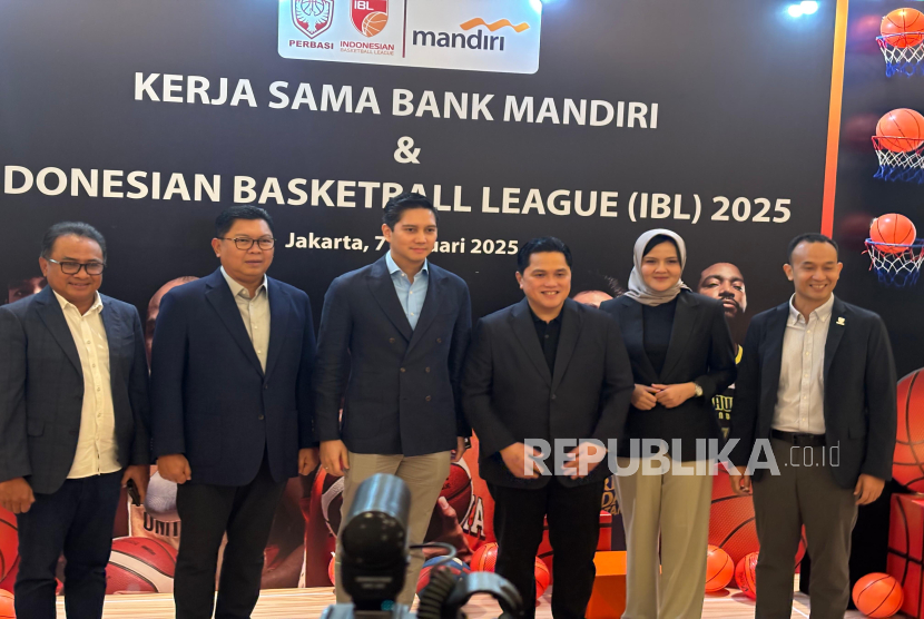 Konferensi pers dukungan Bank Mandiri kepada IBL yang dihadiri oleh Menteri BUMN Erick Thohir (ketiga kanan) di Jakarta, Selasa (7/1/2025).