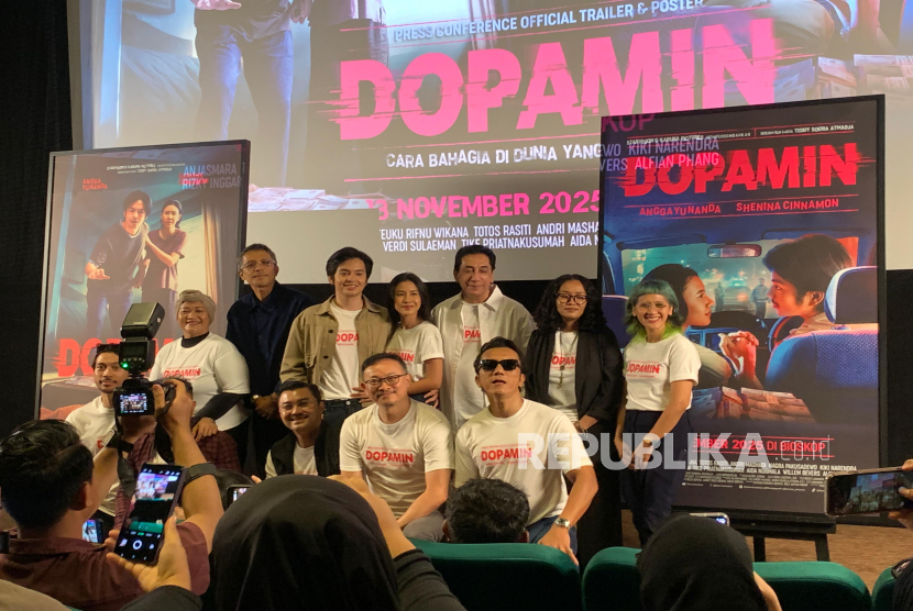 Konferensi pers film Dopamin yang dimainkan Angga Yunanda dan Shenina Cinnamon di Jakarta pada Selasa (14/10/2025). Film ini menjadi proyek pertama mereka setelah resmi menikah, sekaligus pengalaman perdana tampil sebagai pasangan suami istri di layar lebar. 