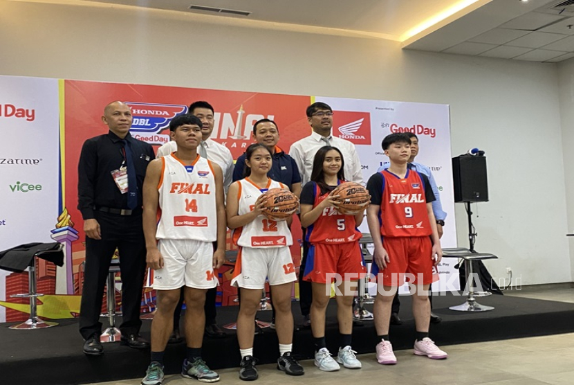 Konferensi pers final DBL Jakarta 2024 di Indonesia Arena, Kamis (5/12/2024). Final DBL Jakarta 2024 mempertemukan SMA Jubilee dan Bukit Sion di kelompok putra dan SMAN 70 vs SMA Jubilee di putri dan akan berlangsung di Indonesia Arena, Jumat (6/12/2024).