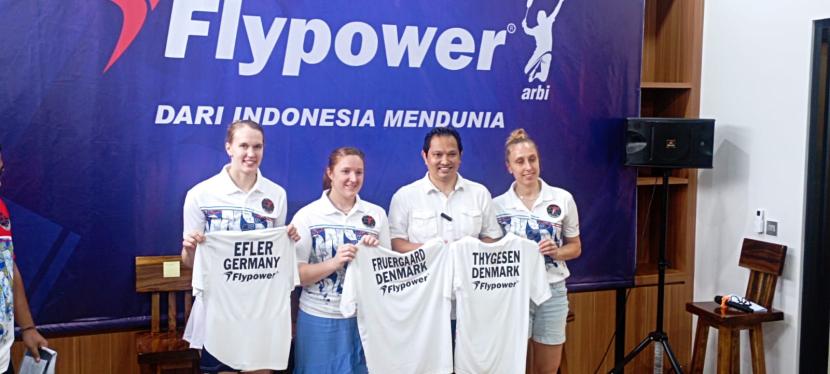 Konferensi pers Flypower dengan tiga pemain Denmark.
