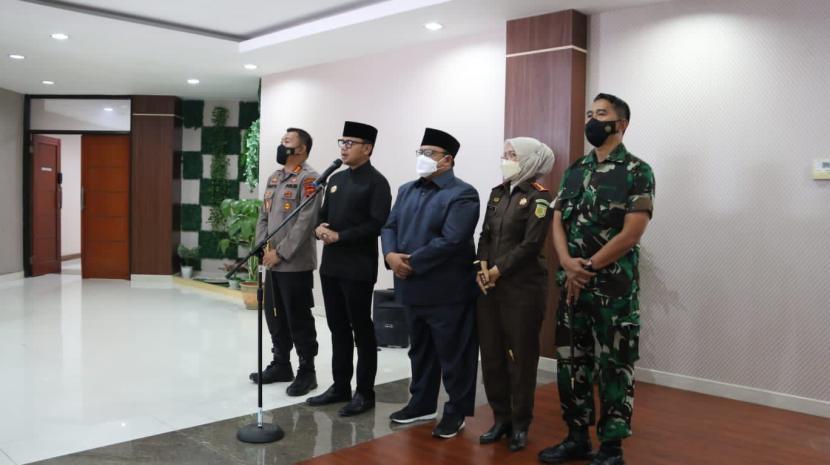 Konferensi pers Forkopimda Kota Bogor dan DPRD Kota Bogor terkait konflik pembangunan Masjid Imam Ahmad bin Hanbal (MIAH) di DPRD Kota Bogor, Rabu (27/7). 