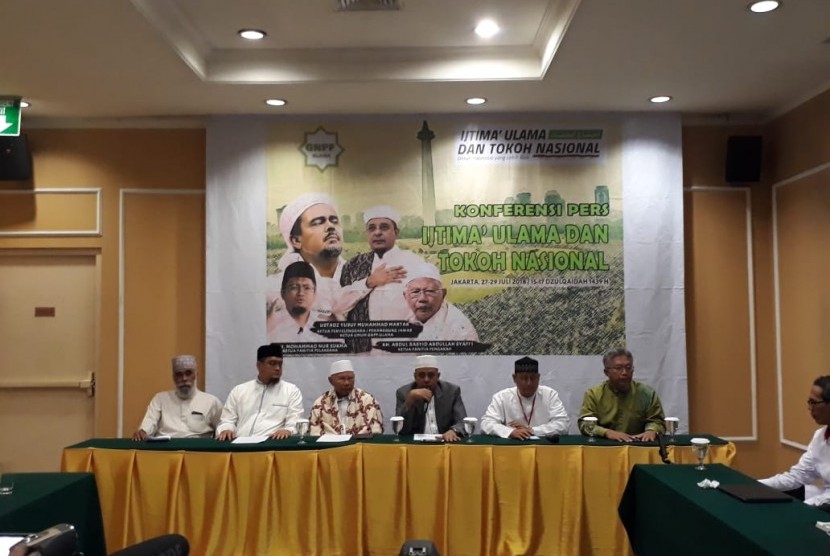 Konferensi Pers Ijtima' Ulama dan Tokoh Nasional Gerakan Nasional Pengawal Fatwa (GNPF) Ulama, di Hotel Menara Peninsula, Slipi, Jakarta Barat, Jumat (27/7),
