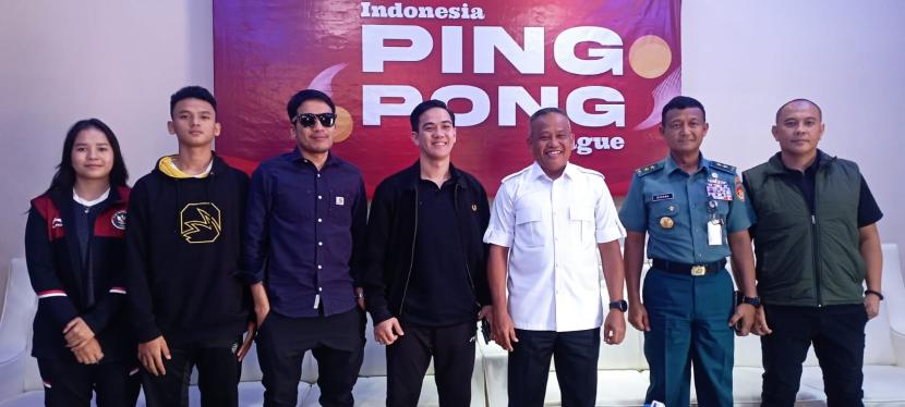 Dari Kiri: Novida Wida Rahman (atlet nasional, Stoni Club), Mohamad Naufal Junindra Irawan (Atlet Nasional, Onic Club), Desta Mahendra (Brand Ambassador IPL), Yon Mardiyono (Ketua Panpel IPL), Letnan Jenderal TNI Muhammad Saleh Mustafa (Pangkostrad) (penanggung jawab IPL), dan Guntar Somawidjaja (Panpel IPL) dalam konferensi pers Indonesia Pingpong League (IPL) 2024  di Jakarta, Rabu (24/7/2024).