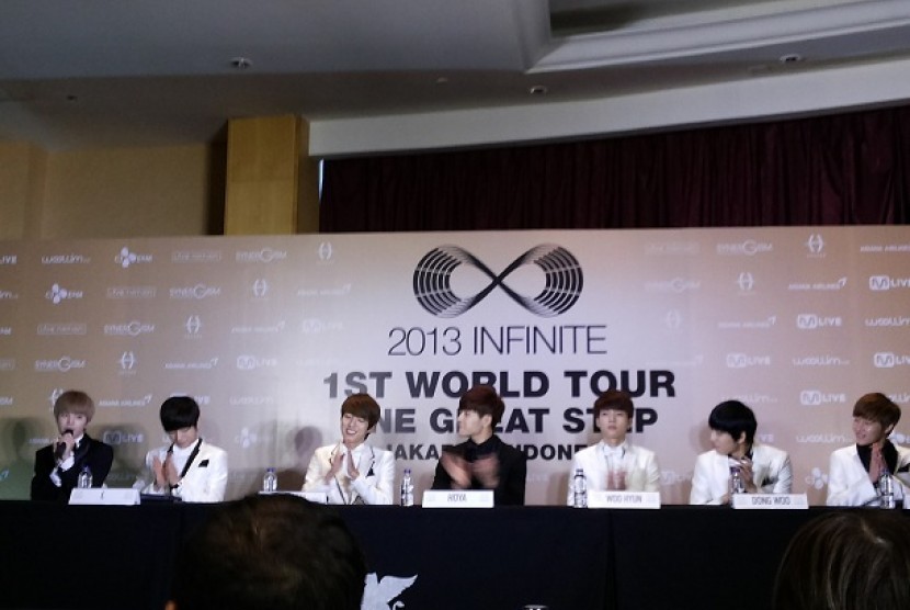 Infinite saat konferensi pers menjelang konsernya di Jakarta pada 2015.