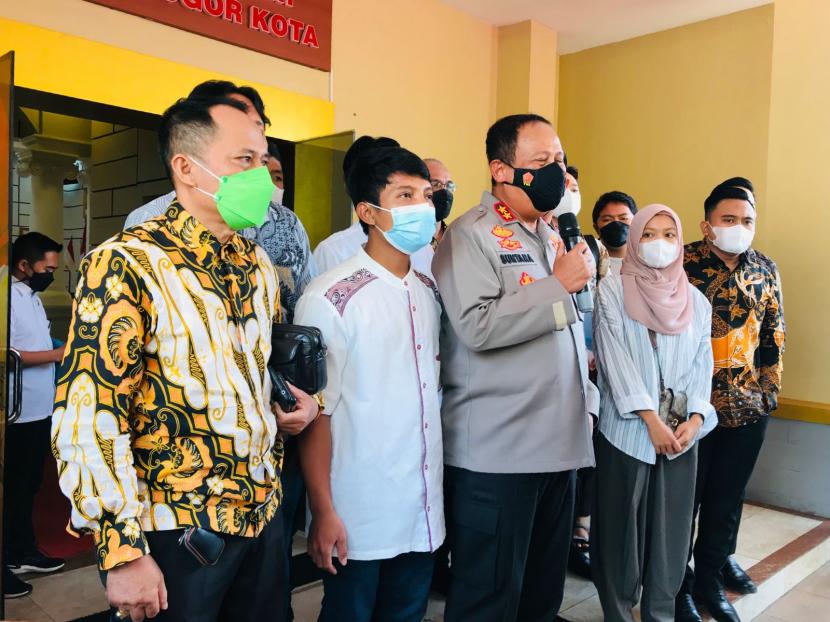 Kapolda Jabar Irjen Suntana memimpin konferensi pers islah kasus pengeroyokan antara keluarga pedagang pasar dan korban di Mako Polresta Bogor, Selasa (26/4/2022).