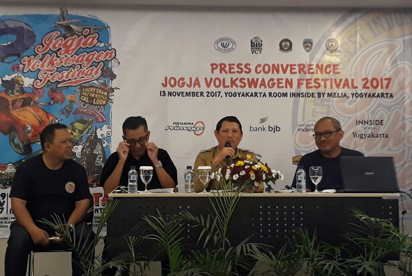 Konferensi pers Jogja Volkswagen Festival (JVWF) 2017 di Hotel Innside, Senin (13/11). Konferensi pers dihadiri (kanan ke kiri) Ketua Panitia JVWF Tjahjo Widjoyono, Kepala Dinas Pariwisata Aris Riyanto,  Ketua Umum Volkswagen Club Yogyakarta (VCY) Sumartoyo. 