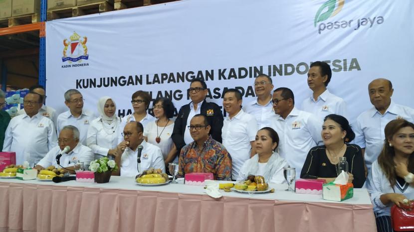 Konferensi Pers Kadin Indonesia di Pasar Induk Kramat Jati, Jakarta, Kamis (12/3). (Republika/Dedy Darmawan)