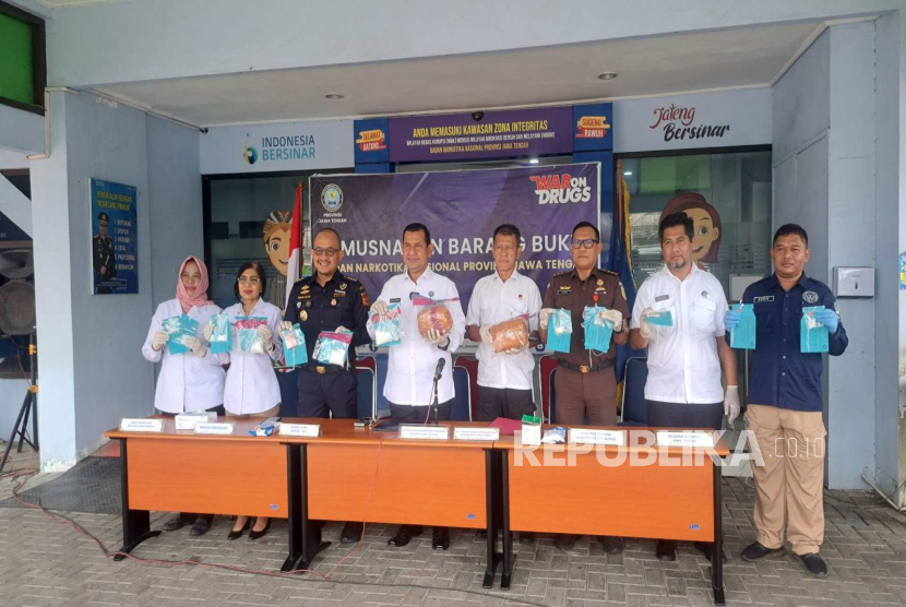 Konferensi pers Kanwil Bea Cukai Jateng DIY bersama BNNP Jawa Tengah menegaskan komitmennya dalam memerangi peredaran narkoba. 