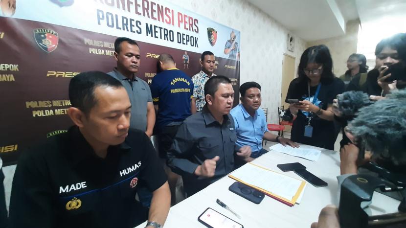 Konferensi pers kasus penganiayaan pria paruh baya di Cipayung, Kota Depok di Polres Metro Depok, Rabu (18/10/2023).  Tersangka JJA (47 tahun) mencekik tetangganya sendiri RAS (52 tahun) yang mengakibatkan korban meninggal dunia