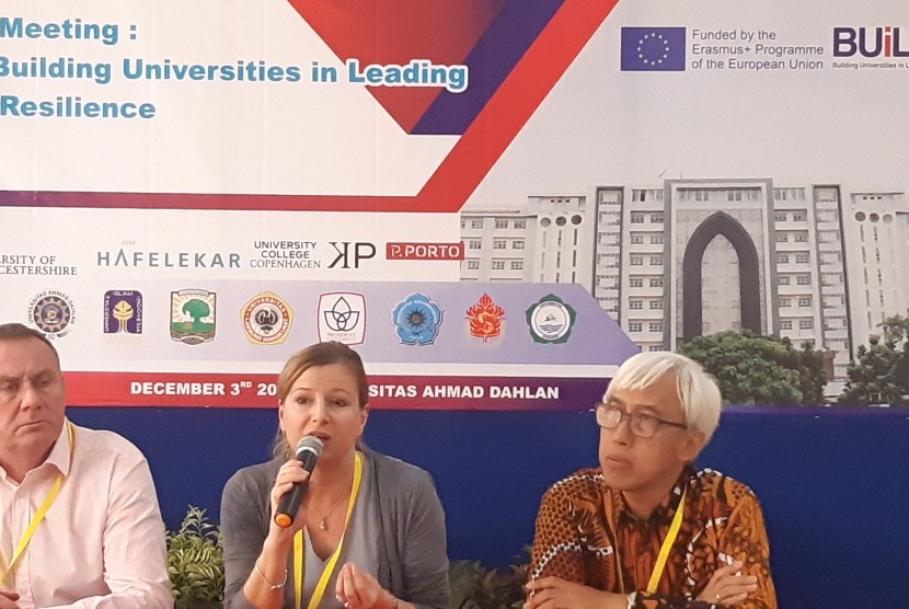 Konferensi pers kegiatan Hibah Erasmus+ kepada UAD di Kampus Utama UAD, Yogyakarta, Selasa (3/12).