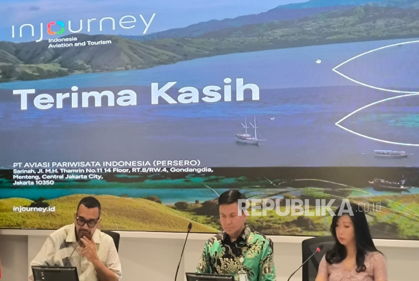 Konferensi pers Kesiapan Garuda Indonesia dan InJourney  jelang Nataru, terkait penurunan harga tiket pesawat dan tarif kebandarudaraan, di Media Center Kementerian BUMN, Jakarta, Jumat (6/12/2024). Narsum: Direktur Utama PT Garuda Indonesia (Persero) Wamildan Tsani Panjaitan (kiri), Direktur Utama PT Aviasi Pariwisata Indonesia/InJourney Maya Watono (kanan). 