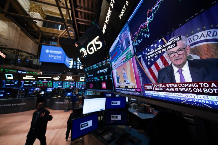 Konferensi pers ketua Fed Jerome Powell ditampilkan di lantai di New York Stock Exchange di New York, Rabu, 26 Juli 2023. Saham beragam setelah Federal Reserve menindaklanjuti ekspektasi Wall Street dan menaikkan suku bunga acuan ke level tertinggi dalam lebih dari dua dekade. 