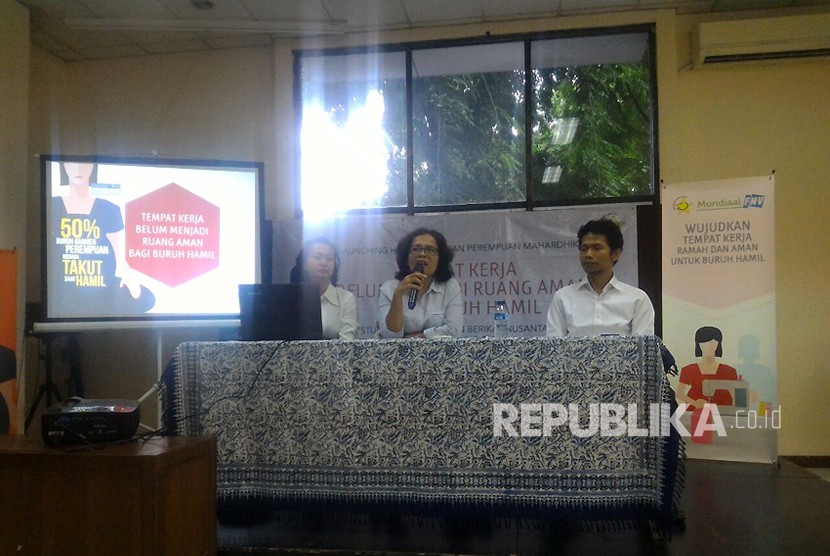 Konferensi pers launching hasil penelitian Perempuan Mahardhika tentang Tempat Kerja (Pabrik) Belum Menjadi Ruang Aman Bagi Buruh Hamil di Gedung LBH, Jakarta (19/12). Riset dilakukan di dalam KBN Cakung, Jakarta Utara. 