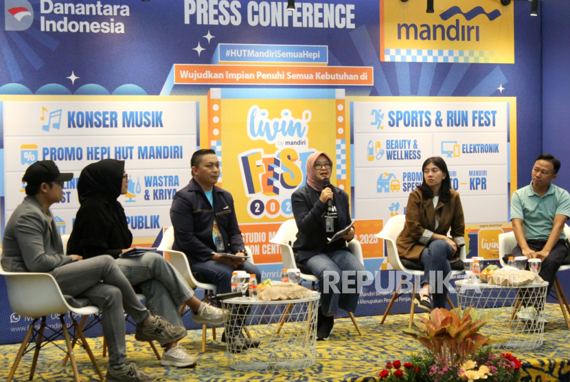 Konferensi Pers Livin Fest 2025 dalam rangka hari jadi Bank Mandiri ke-27, di Kota Bandung, Kamis (9/10/2025). Kegiatan expo berskala nasional yang mempertemukan UMKM, industri kreatif, dan layanan finansial ini mengusung tema Sinergi Majukan Negeri. 
